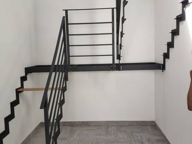 Ukázka realizace laserového pálení - detail kovového dílu